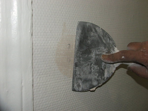 Etape 3 : On peut ensuite reboucher tous les trous et imperfections de la surface à l’enduit de rebouchage.