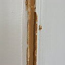 Etape 8 : Sur les contours des portes et huisseries, on appliquera alors un mastic à bois, type Sintobois, pour reboucher les imperfections.