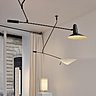 Au centre de l’exposition, le plafonnier à double balancier, avec deux bras de lumière, dont l’un sert de contrepoids à l’autre. Conçu à la fin des années 1950, il présente une longueur de 2,80 m. Derrière, lampadaire Bouclier, vers 1957.