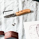 le kit contient : lame en acier arrondie, inoxydable - manche en bois - 2 papiers de verre - flacon d'huile de lin - visserie - notice éducative et ludique le kit contient : lame en acier arrondie, inoxydable - manche en bois - 2 papiers de verre - flacon d'huile de lin - visserie - notice éducative et ludique