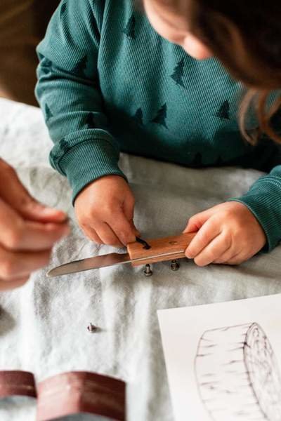 Mon petit acolyte, un kit pour fabriquer son couteau est accessible dès 4 ans, son temps de réalisation est évalué entre 30 mn et 1 heure