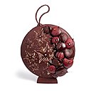 La BOULEversante, déclinée en perforations et illuminations intérieures capturées dans une boule. Une boule toute de chocolat noir 69 % pure origine ile de Sao Tomé, moulée de deux demies sphères, décorée de 26 boules de Noël de 5 diamètres différents.