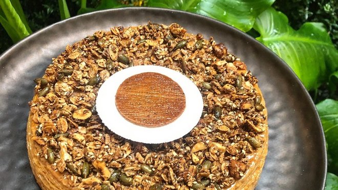 Fourrée d’une crème de noisette allégée et parsemée de Müesli caramélisé, la galette des Rois de l’hôtel Mandarin Oriental a fière allure.