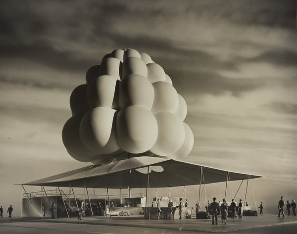 Refreshment Stand, 1964-65 New-York World’s Fair, for the Brass Rail Food Service Organization Inc. (Stand de rafraîchissement de New York 1964-1965, pour Brass Rail Food Service Organization Inc.). Maquette, contributeurs : Louis Chekman et Victor A. Lundy Tirage d’exposition, LC-DIG-ds-11053, Library of Congress, Prints & Photographs Division.