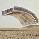Graham Stevens, Desert Cloud, Prototype d’architecture, Mylar, peinture, ruban adhésif, 1974. Archives photographiques Frac Centre-Val de Loire.