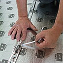 Etape 2 : Les lés de sous couche bords à bords seront maintenus grâce à l’adhésif intégré de la sous couche 3 en 1. Il faudra répéter l’opération pour l’ensemble de la sous couche dans la pièce.