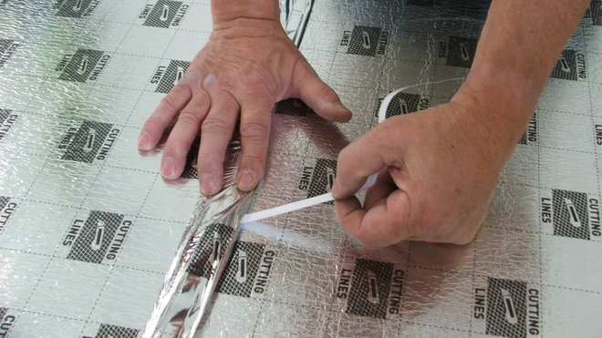 Etape 2 : Les lés de sous couche bords à bords seront maintenus grâce à l’adhésif intégré de la sous couche 3 en 1. Il faudra répéter l’opération pour l’ensemble de la sous couche dans la pièce.