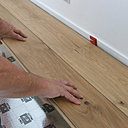 Etape 4 : Clipper les lames les unes aux autres jusqu’au bout de la pièce. Terminer en coupant la dernière lame. Utiliser la chute pour la rangée suivante si celle-ci mesure plus de 40 cm (2 fois la largeur de la lame posée).