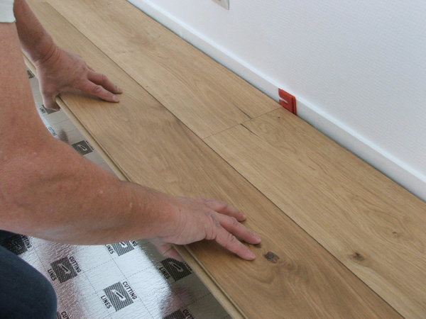 Etape 4 : Clipper les lames les unes aux autres jusqu’au bout de la pièce. Terminer en coupant la dernière lame. Utiliser la chute pour la rangée suivante si celle-ci mesure plus de 40 cm (2 fois la largeur de la lame posée).