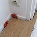 Etape 5 : En bout de mur, il faudra découper la lame selon les obstacles apparents. Ici, la lame sera découpée de manière à suivre parfaitement l’huisserie de porte, tout en laissant un jeu périphérique comme pour le mur.