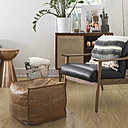 Après les travaux et la pose des nouvelles lames de parquet, le sol est maintenant contemporain, chic et élégant.