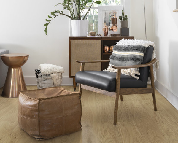 Après les travaux et la pose des nouvelles lames de parquet, le sol est maintenant contemporain, chic et élégant.