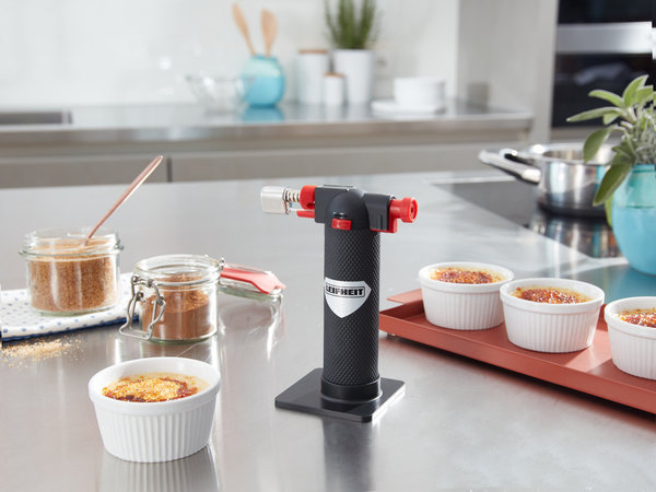 Ce chalumeau de cuisine est destiné aussi bien aux cuisiniers amateurs que professionnels. Il permet, grâce à sa flamme, de caraméliser ou flamber des desserts comme les crèmes brûlées, de gratiner des plats ou encore de brunir des viandes. Utilisable facilement d'une seule main grâce à sa surface plate, il possède un allumage piézo qui vous assure une sécurité maximale. Le réservoir facilement rechargeable se remplit avec du gaz butane classique (le fameux gaz pour briquets).