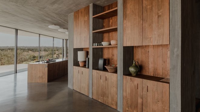 Le mobilier intégré et l’îlot de la cuisine ont été aussi réalisés avec l’essence de bois Kebony Clear.