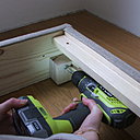 Etape 1 : assemblez les courts pans et longs pans à l’aide de tourillons (déjà mis en place) et de vis fournies.