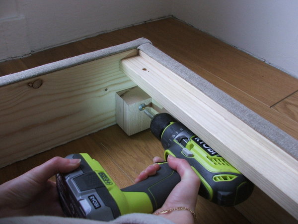 Etape 1 : assemblez les courts pans et longs pans à l’aide de tourillons (déjà mis en place) et de vis fournies.