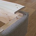 Etape 4 : placez les lattes sur le sommier et positionnez la première latte sur les deux tourillons de chaque côté.