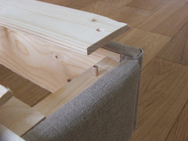 Etape 4 : placez les lattes sur le sommier et positionnez la première latte sur les deux tourillons de chaque côté.