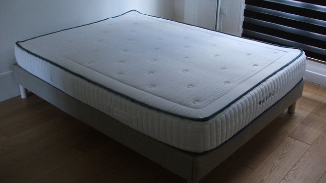 Etape 8 :  une fois déroulé, le matelas a besoin de quelque temps (une heure ou deux) pour reprendre sa forme définitive.