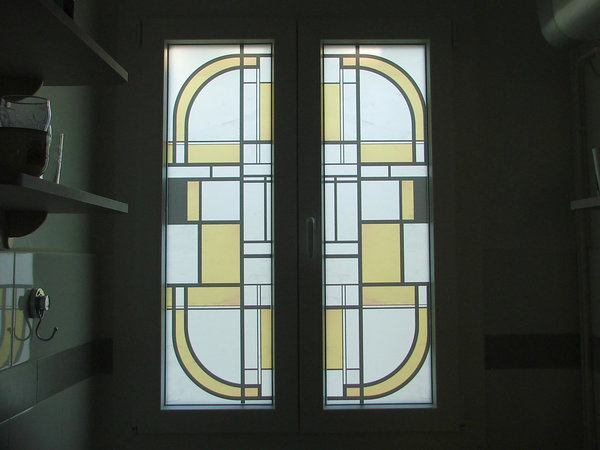 Après la pose du visuel autocollant Art déco sur les parties vitrées de la fenêtre, une réelle plus-value fenêtre en termes de cachet et d’élégance.