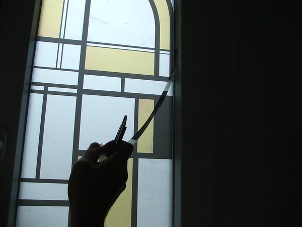 Etape 7 : Enlevez le surplus de l’adhésif en tirant dessus, sans forcer.