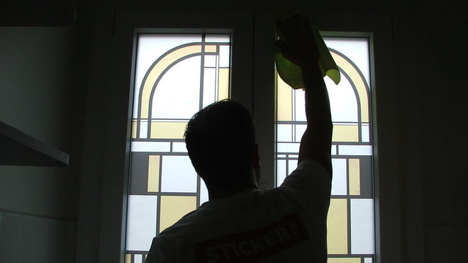 Etape 8 : Terminez le travail, en passant un chiffon microfibre sec sur l’ensemble du visuel, afin d’enlever les surplus de traces et tâches.