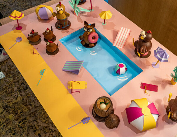 Poule party chez Edward le chocolatier poules et poulettes se retrouvent autour d'!un cococktail  autour de la piscine