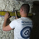 Etape 2 : Mise en place de la fixation rilsan, ou collier de serrage, dans les trous à l’aide du marteau.