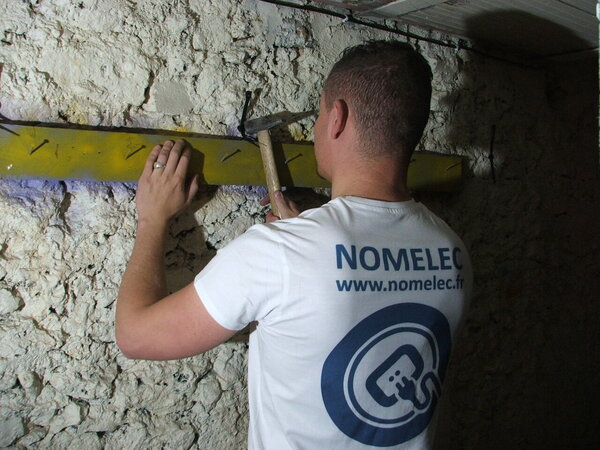 Etape 2 : Mise en place de la fixation rilsan, ou collier de serrage, dans les trous à l’aide du marteau.