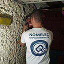 Etape 1 : Repérer le passage de la filerie au préalable, ensuite tracer les emplacements des fixations qui tiendront le tube-IRO (isolant rigide ordinaire qui protège les fils et câbles électriques) et percer à l’aide d’une perceuse électroportative.