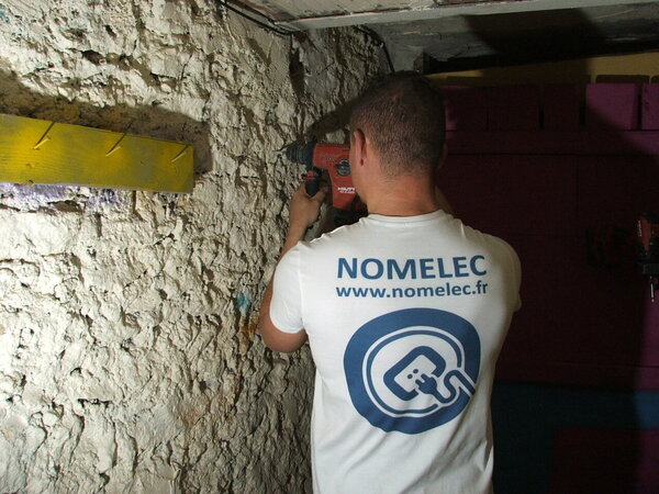 Etape 1 : Repérer le passage de la filerie au préalable, ensuite tracer les emplacements des fixations qui tiendront le tube-IRO (isolant rigide ordinaire qui protège les fils et câbles électriques) et percer à l’aide d’une perceuse électroportative.