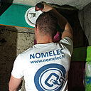 ​Etape 3 : Démonter la verrine du globe et le panneau réfléchissant pour pouvoir accéder au trou des emplacements des vis, puis visser à l’aide d’une visseuse électroportative.