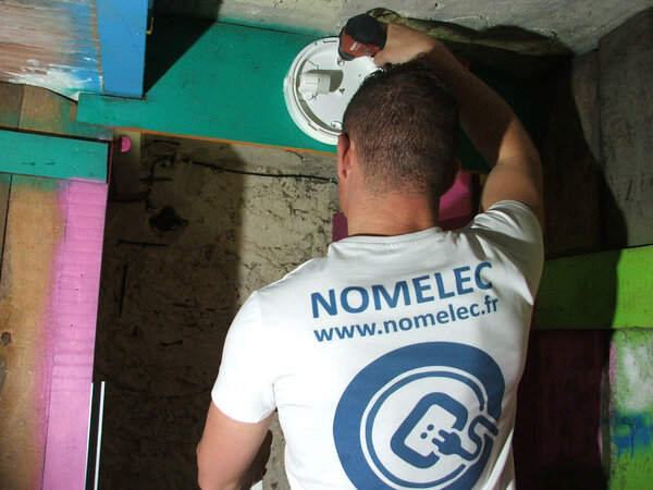 ​Etape 3 : Démonter la verrine du globe et le panneau réfléchissant pour pouvoir accéder au trou des emplacements des vis, puis visser à l’aide d’une visseuse électroportative.