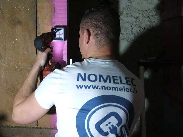 Etape 5 : Placer l’interrupteur entre 0,90 et 1m30 de hauteur et le fixer.