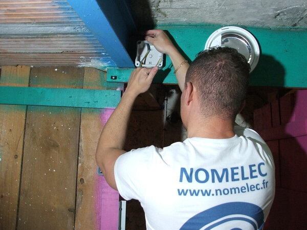 Etape 8 : Amener le câble jusqu’à la boite de dérivation.