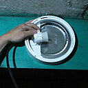 Etape 9 : Démonter la douille, puis câbler phase et neutre sur les borniers de la douille et remettre le panneau réfléchissant.