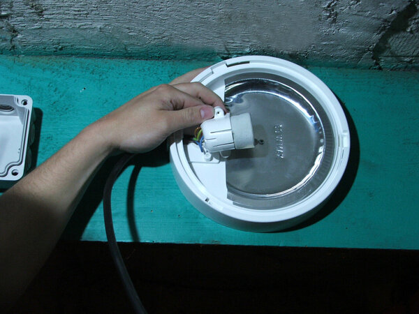 Etape 9 : Démonter la douille, puis câbler phase et neutre sur les borniers de la douille et remettre le panneau réfléchissant.