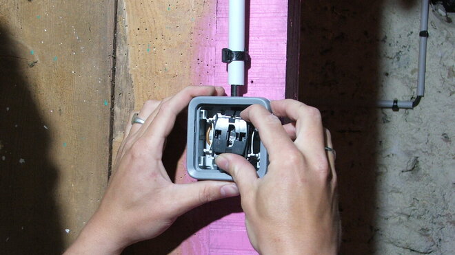 Etape 10 : Dénuder le câble et câbler la phase et le retour lampe sur l’interrupteur.