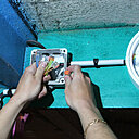 Etape 11 : Raccorder tous les câbles dans la boite de dérivation : la phase de l’alimentation sur la phase du bouton, le neutre sur le neutre de la douille, le retour lampe sur la phase de la douille, et la terre sur la terre.