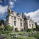 Le Château de Clères avec ses arbres majestueux et ses terrasses plantées de fleurs.