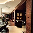 Élégant et résolument moderne, Sanfoot épouse aisément les courbes et volumes d’un mur pour la joie des décorateurs, grâce à son excellente stabilité dimensionnelle. Ici, l'Hôtel Renaissance Mariott décoré par Didier Gomez.