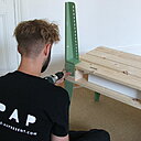 Étape 4 : Visser les kits montants, droits et gauches, pour réaliser le dossier sur la palette. Étape 4 : Visser les kits montants, droits et gauches, pour réaliser le dossier sur la palette.