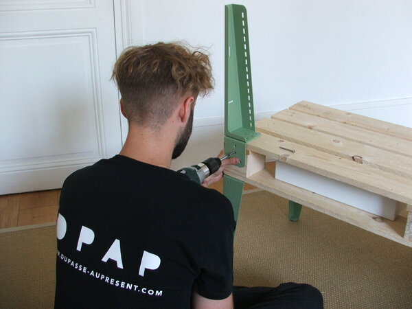 Étape 4 : Visser les kits montants, droits et gauches, pour réaliser le dossier sur la palette.