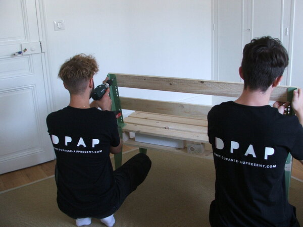 ​Étape 5 : Visser les planches pour réaliser le dossier. Il est possible de les installer seul ou à deux pour plus de rapidité.