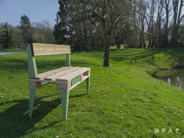 Dans la mouvance de l’upcycling, l’idée de fabriquer soi-même une table ou un canapé à base de palettes est très séduisante. Encore faut-il est un peu bricoleur et encore mieux s’appuyer sur les accessoires développés par Du Passé au Présent comme des piétements ou des plateaux pour s’associer à la palette.