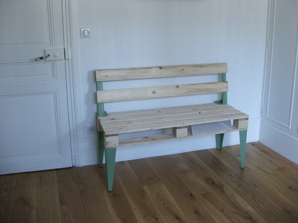 Du Passé au Présent propose un choix large de coloris pour offrir des montants et piétements personnalisés.