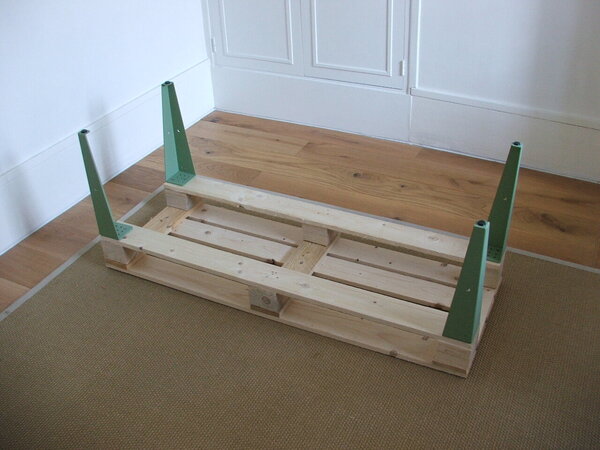 Vue d'ensemble du montage des pieds.