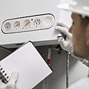 Chaque année pour un chauffe-eau à gaz et tous les deux ans pour un chauffe-eau électrique ; un bon entretien par un technicien spécialisé sera le gage d’un bon fonctionnement en toute sécurité.