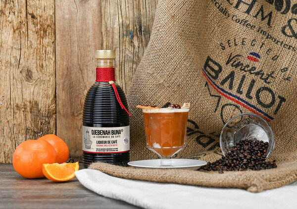 A base de Djebenah Buna, David Palanque a créé le cocktail Punch Buna en associant du rhum et du jus d’orange à la douceur de la liqueur de café.