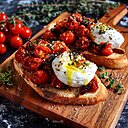 Bruschetta aux tomates cerises rôties et burrata